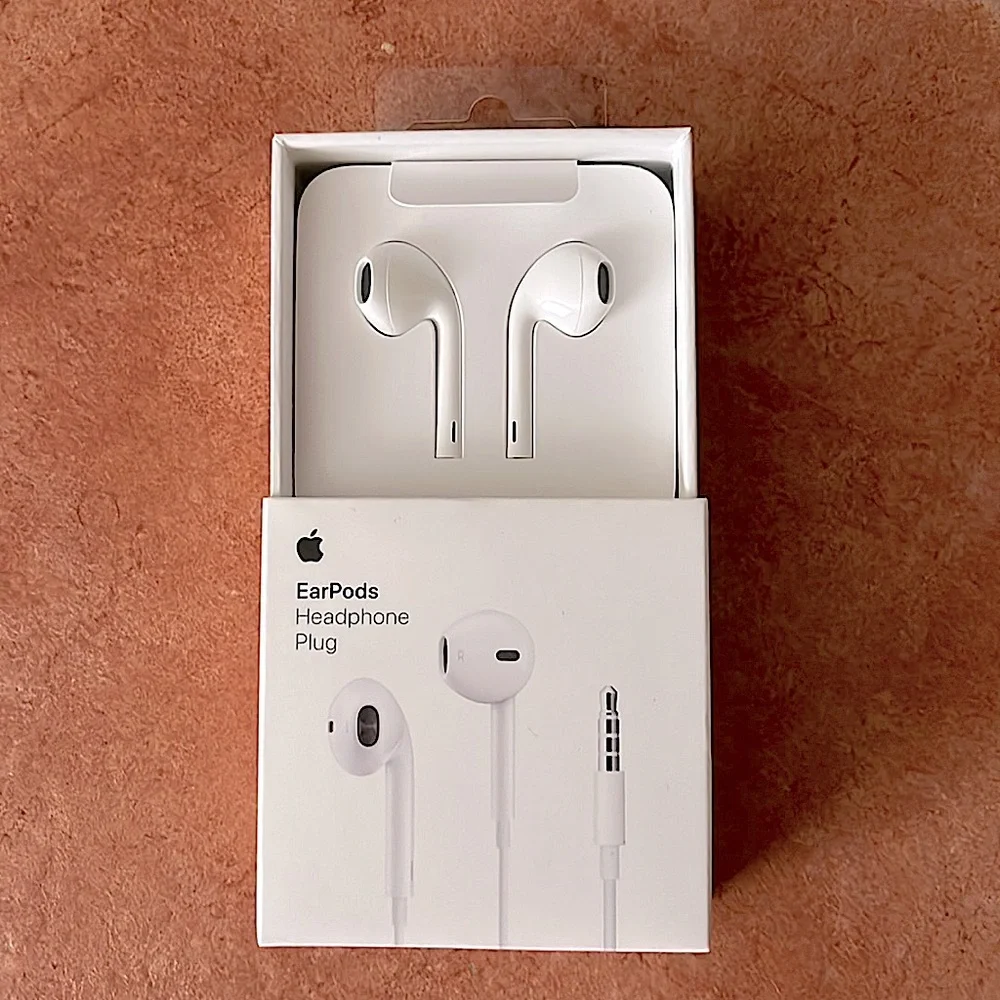 Apple EarPods headphone plug